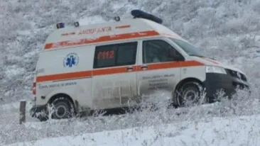 O femeie din Vaslui a născut în zăpadă, în faţa porţii: Mămica s-a dezbrăcat de haină şi...