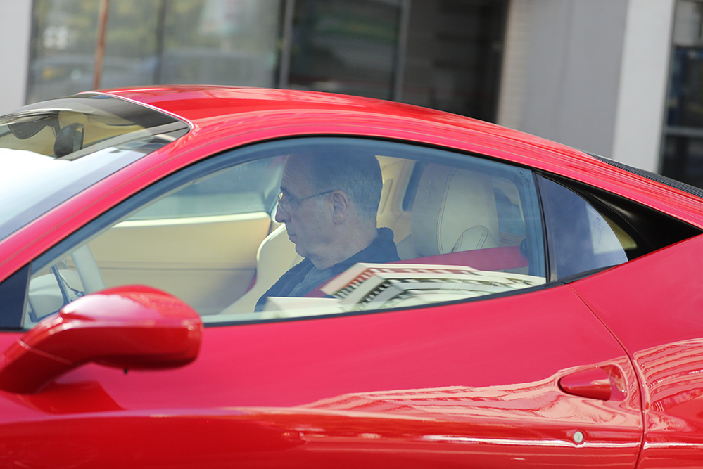 Roland Rovenţa a părut foarte relaxat la volanul noului său Ferrari