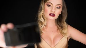 Alexandra Stan le-a aprins imaginaţia bărbaţilor. Cântăreaţa s-a pozat topless!