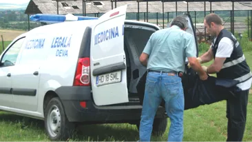 Adolescent de 15 ani, gasit mort intr-un sant de pe marginea DN 13