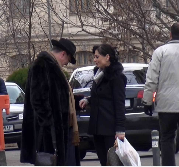 Dan Nicorescu şi partenera lui de plimbare au degustat bunătăţile de la târgul de Crăciun