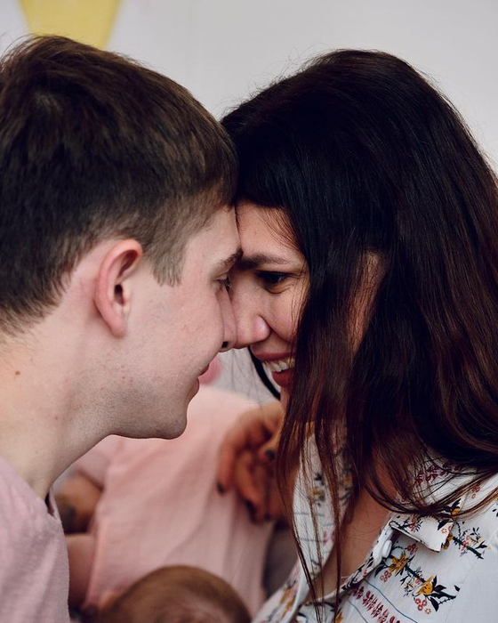 Influencerița care s-a căsătorit cu fiul ei vitreg așteaptă un copil: „Ne veți judeca”
