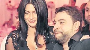 Florin Salam i-a făcut vilă iubitei însărcinate! Cum arată casa manelistului şi a Roxanei Dobre: ”Îmi plac foarte mult genurile astea de case pe care le-am văzut pe afară”