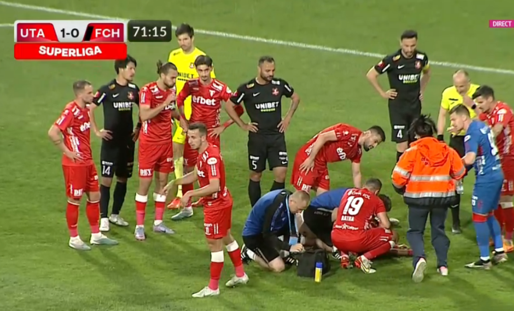 Rareș Pop a căzut inconștient pe gazon/ Foto: Captură Digi Sport