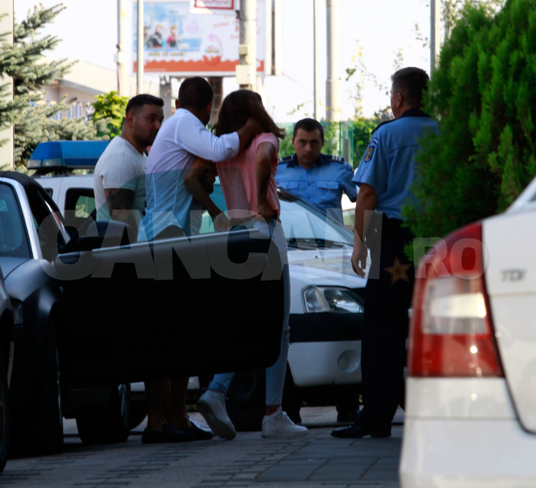 Imagini şocante filmate ieri, ora 16.00 în mijlocul Bucureştilor. Cristi Boureanu, reţinut în trafic după ce şi-a bătut fiica! Fata de 15 ani urla ca din gură de şarpe ca să fie salvată: ”Mă ia acasă, mă rupe-n bătaie!”
 Patru maşini de Poliţie şi o dubă de Jandarmi au intervenit ca s-o scape pe adolescentă, iar CANCAN.ro a filmat în exclusivitate operaţiunea de eliberare!