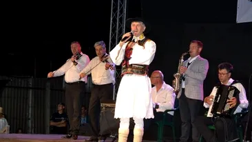 Pomohaci a cântat escortat de poliţişti locali, la Zilele comunei Oşorhei: „Îmi plac femeile mai bărbătoase!