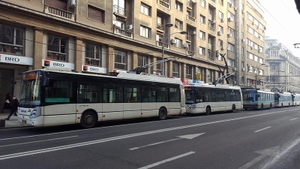 Haos în Bucureşti! Zeci de troleibuze blocate pe mai multe bulevarde din cauza unei pene de curent