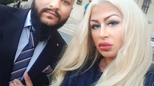 Dani Mocanu, invitat de onoare al Camerei de Comerț! Manelistul, cercetat pentru proxenetism, a fost prezent la vernisajul de artă