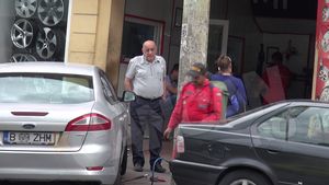 Oana Lis a pierdut lupta cu kilogramele! Trecatorii s-au ingrozit cand au vazut-o in rochie, pe trotuar!