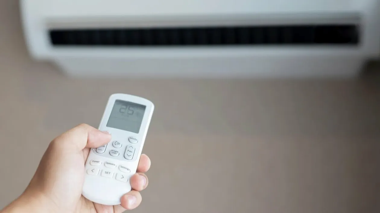 Ce se întâmplă dacă lași aerul condiționat pornit pe timpul nopții, setat la 26 °C. Toți românii trebuie să știe!