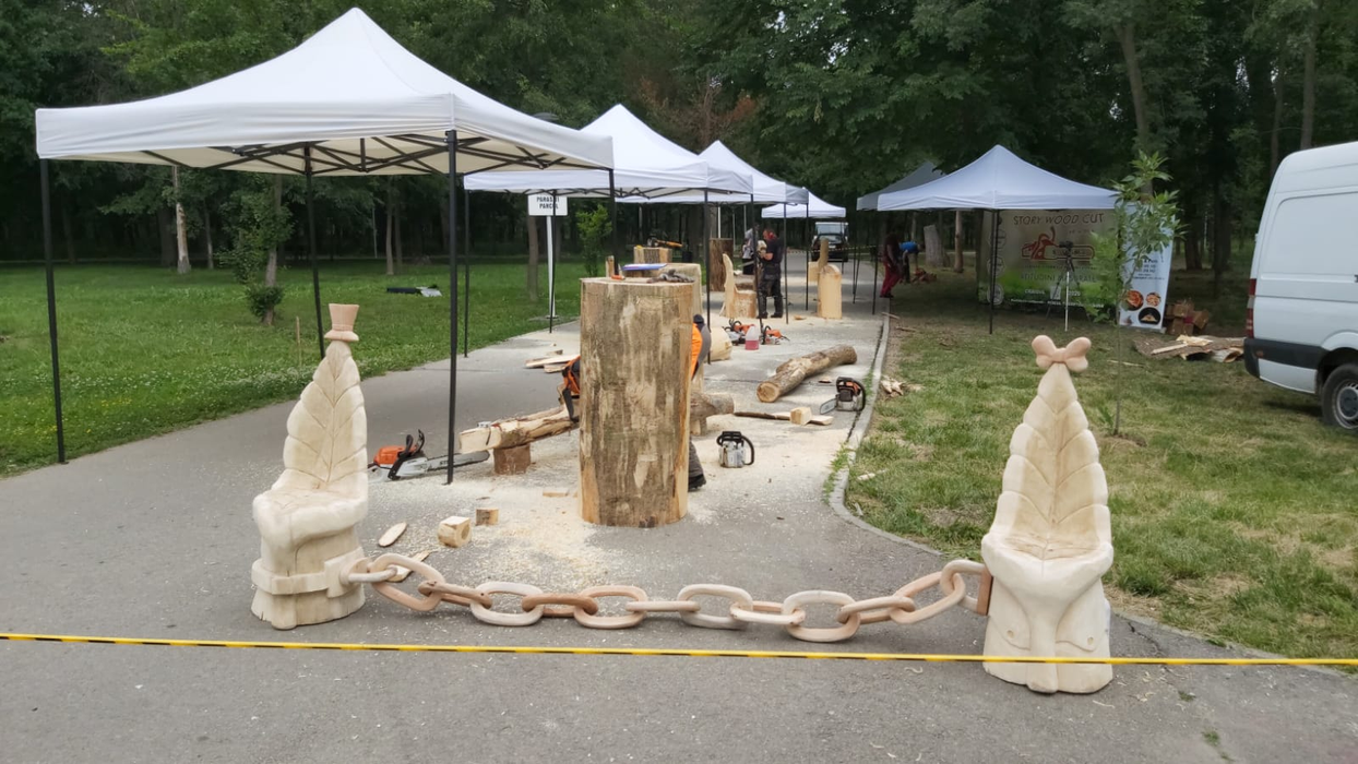 Șase sculptori realizează spații de distanțare socială