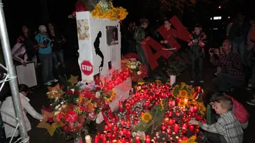 FOTO Fanii lui Michael Jackson i-au aprins lumanari si au depus flori la mormantul  acestuia din Herastrau!