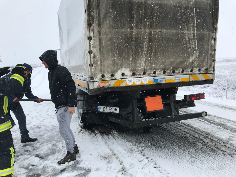 Echipele de intervenţie au avut mult de lucru pe A1