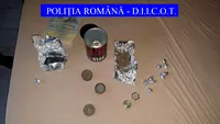 Captură de droguri de mare risc la Galați. Doi tineri, reținuți! Poliția a ridicat inclusiv bani în urma perchezițiilor