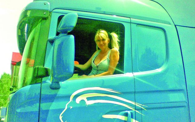 Sexy-românca șofer de TIR în Spania. Ce îi transmit colegii Crinei prin stație când o văd