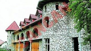 Si-a facut castel dintr-un munte de piatra