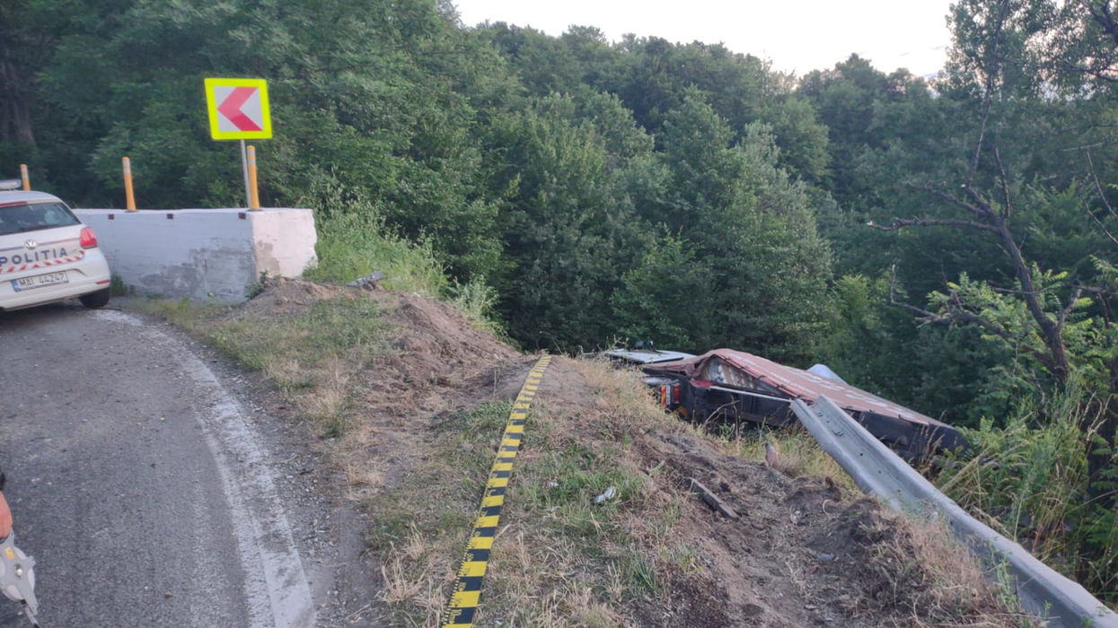 Dezastru pe șoselele din Argeș. Trei accidente petrecute, la prima oră. Un șofer a rămas încarcerat. FOTO&VIDEO