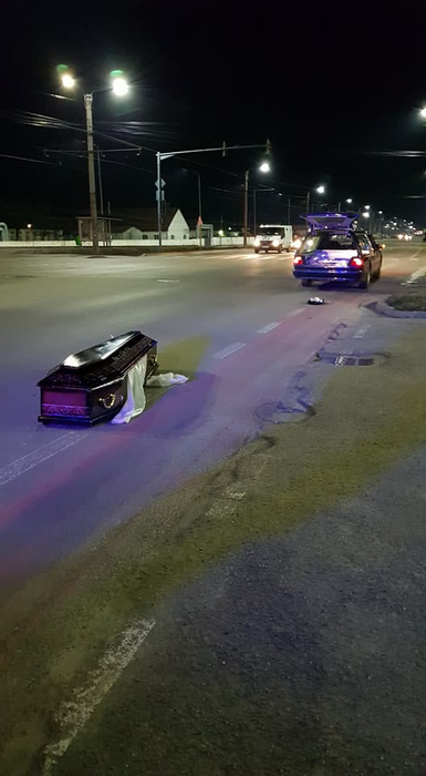 VIDEO ÎNFIORĂTOR. Un sicriu cu tot cu mort a căzut dintr-o mașină funerară, pe o stradă din Arad. Ce s-a întâmplat imediat după aceea