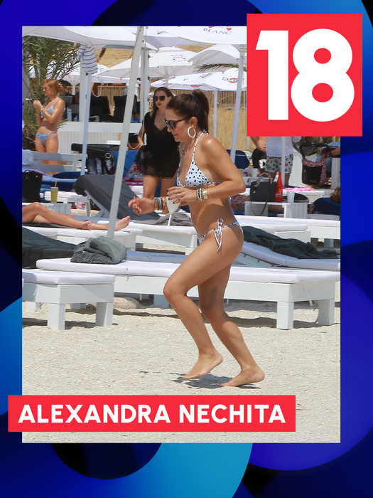 ATENŢIE! Intră în acţiune TOP 30 de vedete care au scăpat rapid de haine şi… Inna, Antonia sau Delia au fugit din calea valurilor pe nisipul fierbinte! Graba strică treaba, dar nu şi în cazul lor!