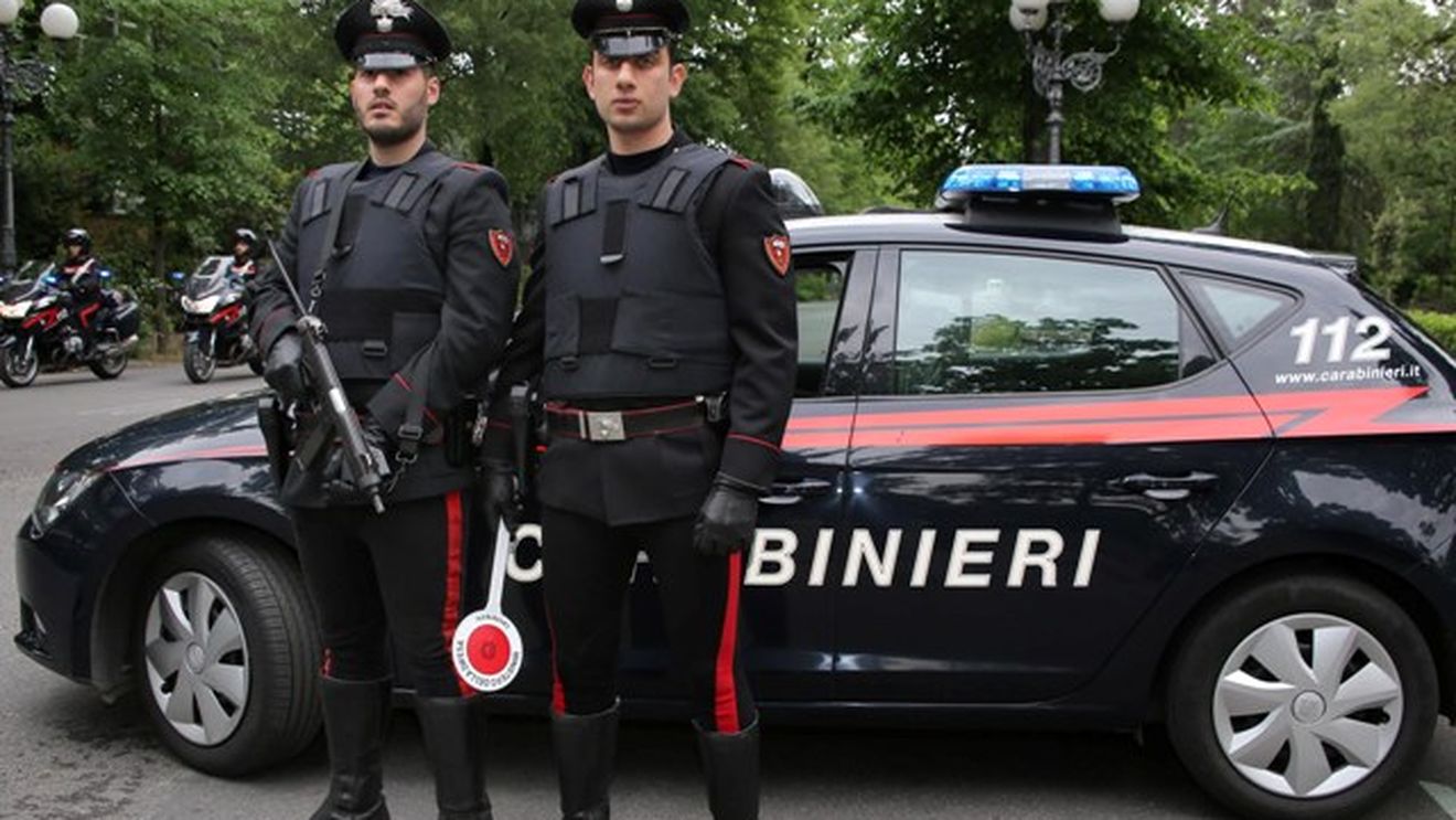 Incredibil! Aflat într-o piață din Italia, un român s-a dezbrăcat și a început să-și atingă organul genital