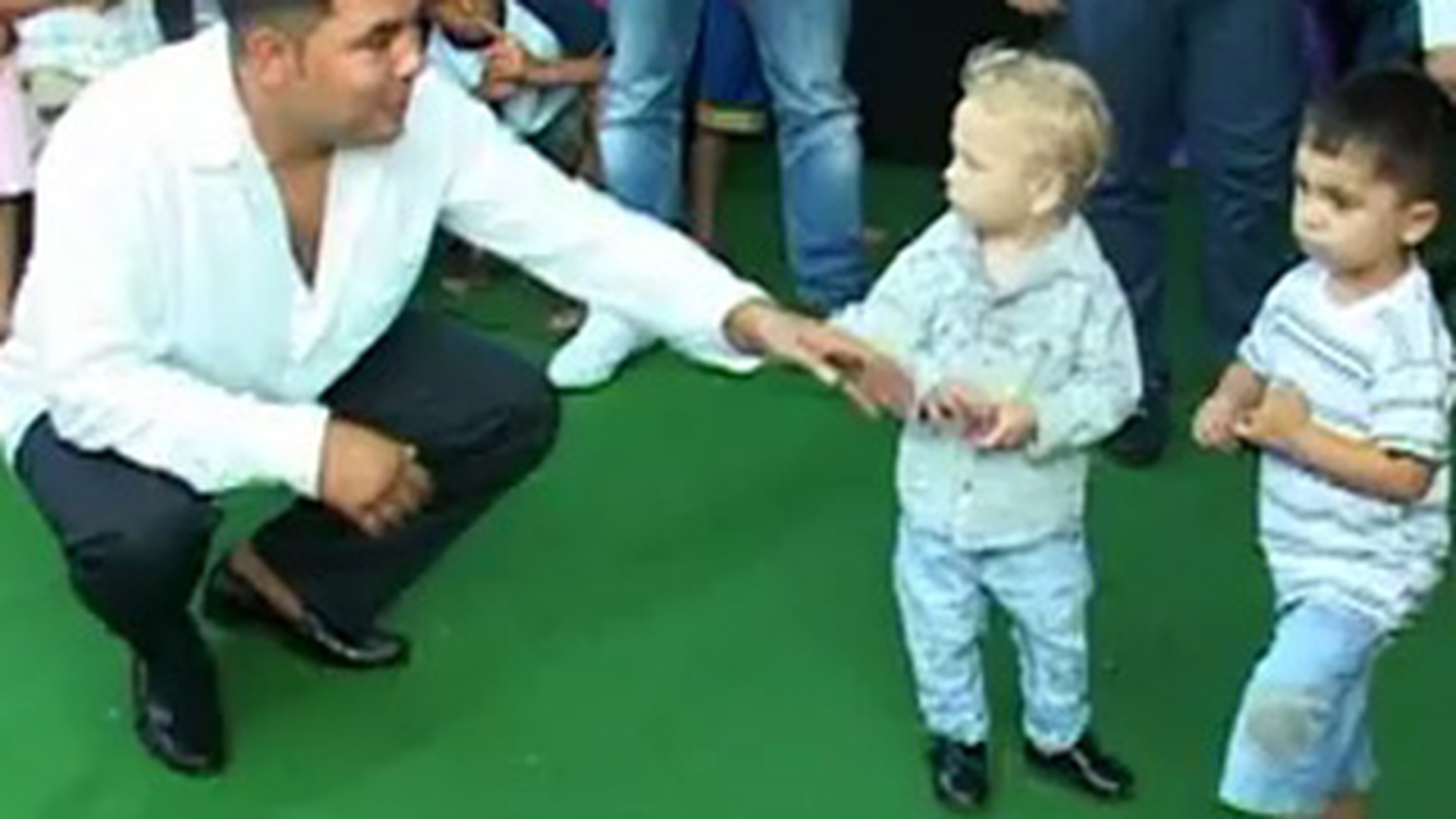 Nu stiu sa vorbeasca si nu merg la scoala, dar iau "lectii" de dans de la Florin Salam! Uite cum isi educa romii copiii la petreceri lautaresti