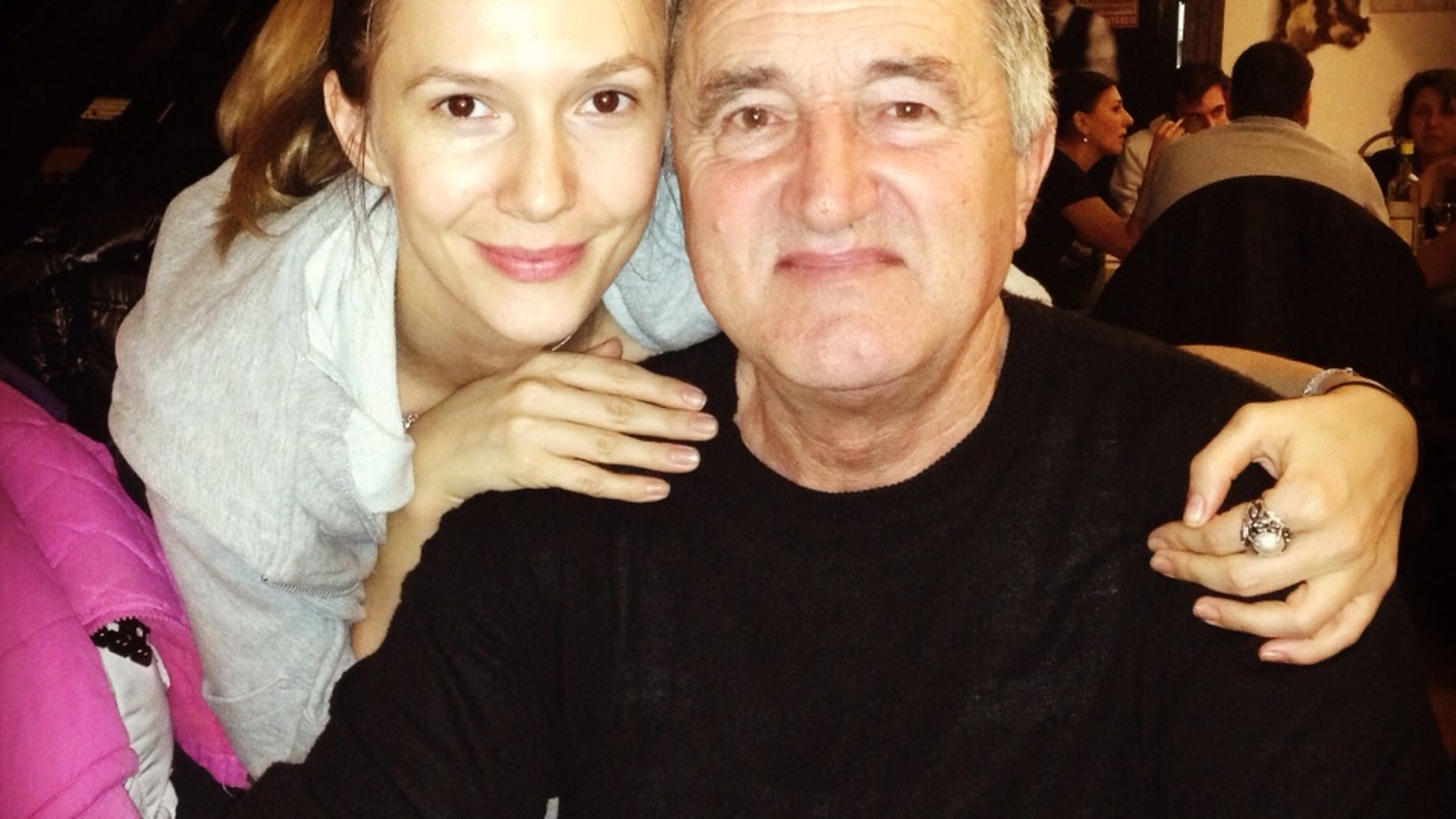 Adela Popescu radiază de fericire lângă tatăl său! Uite cât de bine le stă împreună şi ce familie fericită sunt!