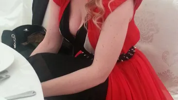 O cunoscuta cantareata si-a tinut iubitul ascuns vreme de 12 ani! Logodnicul blondei e chiar colegul de scena!