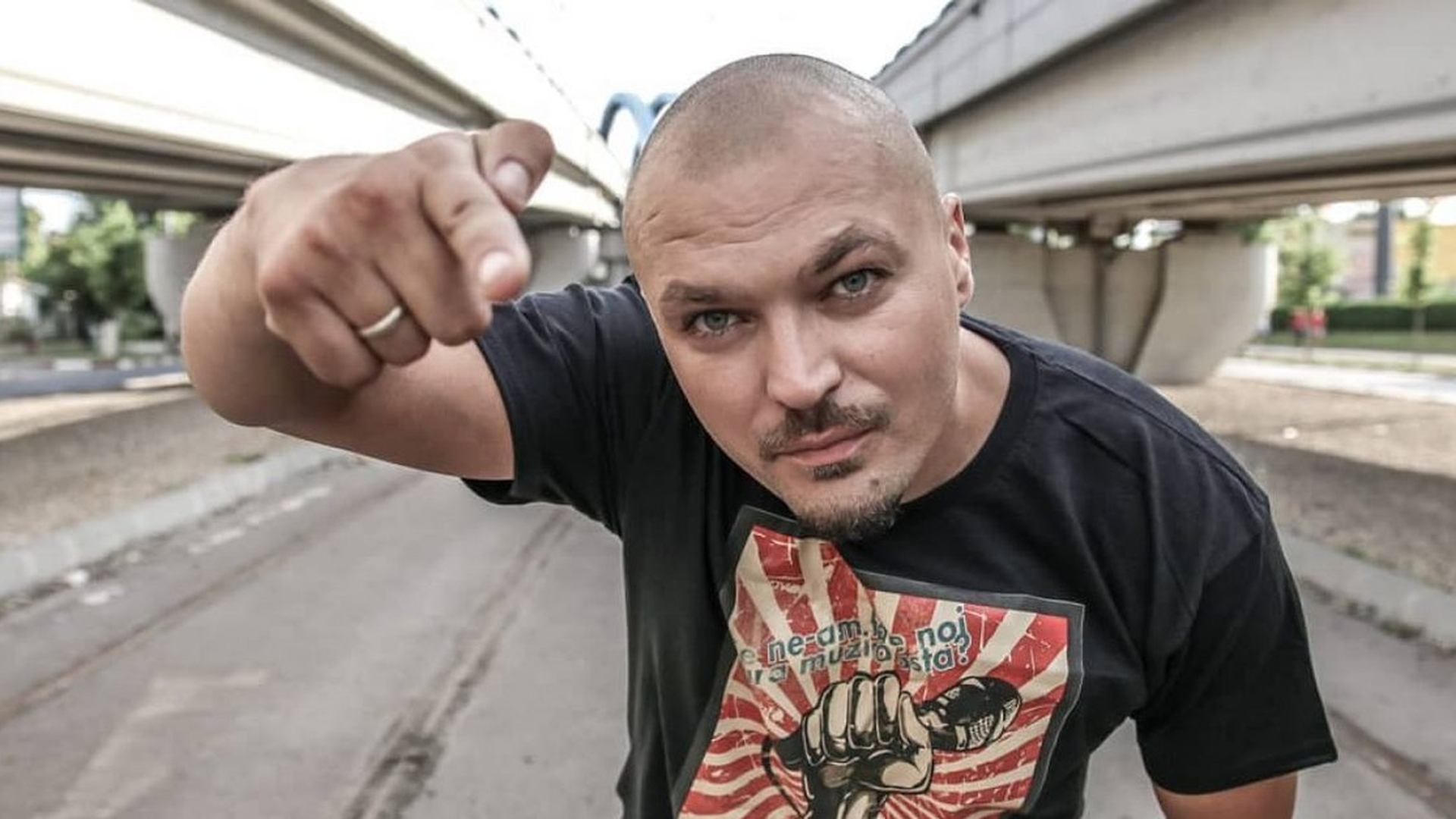 Puya, concert cu scandal! Artistul, la un pas să fie luat pe sus: „Au dat cu sticle cu nisip, cu vodcă”