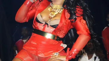 Ce RUSINE! Aparitia dezgustatoare a unei artiste pe scena! I s-au vazut sfarcurile, dar si partile intime! Toti au HUIDUIT-O