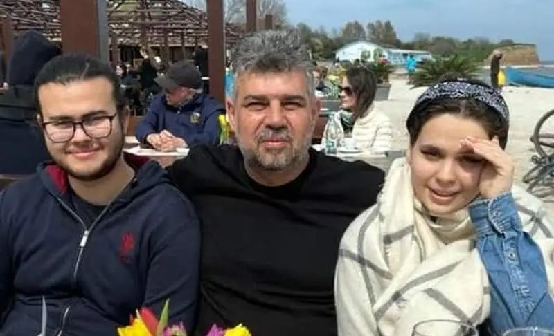 Marcel Ciolacu, alături de fiu și noră (SURSA FOTO: FACEBOOK)