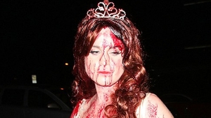 Ti se ridică părul când o vezi! Ce vedetă s-a costumat in halul asta de Halloween! "Arat ca un tampon"