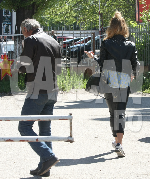Flavia de la ”Neatza” plăteşte ”taxă de protecţie” în parcarea Antenei!