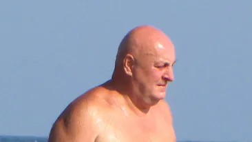 Vocea Pro TV-ului a intrat la apa. Imagini inedite cu Bebe Cotimanis in valurile marii, departe de lumea dezlantuita