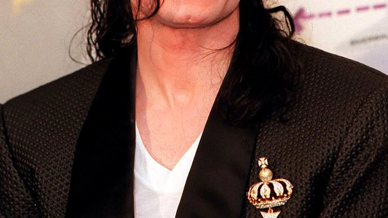 Moment îngrozitor! Faţa lui Cher a ajuns să se topescă! De la prea multe operaţii, artista seamănă acum cu Michael Jackson!