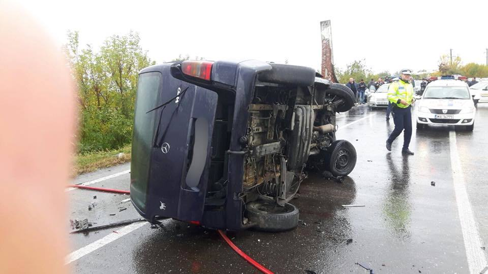 Accident teribil pe DN 2. Patru maşini implicate, un mort şi 14 răniţi. Patru persoane sunt încarcerate