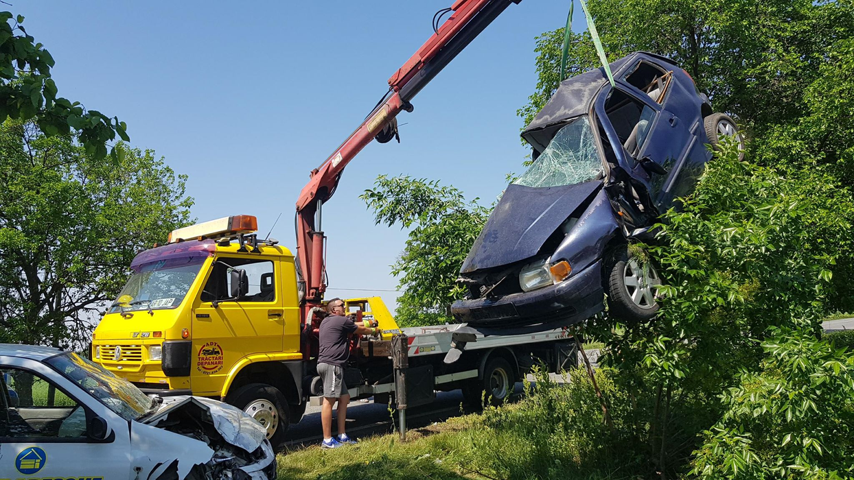 Mașinile implicate în accident s-au făcut zob