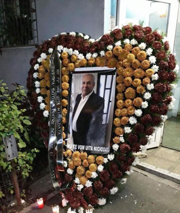 O inimă mare de flori şi portretul celui care s-a stins