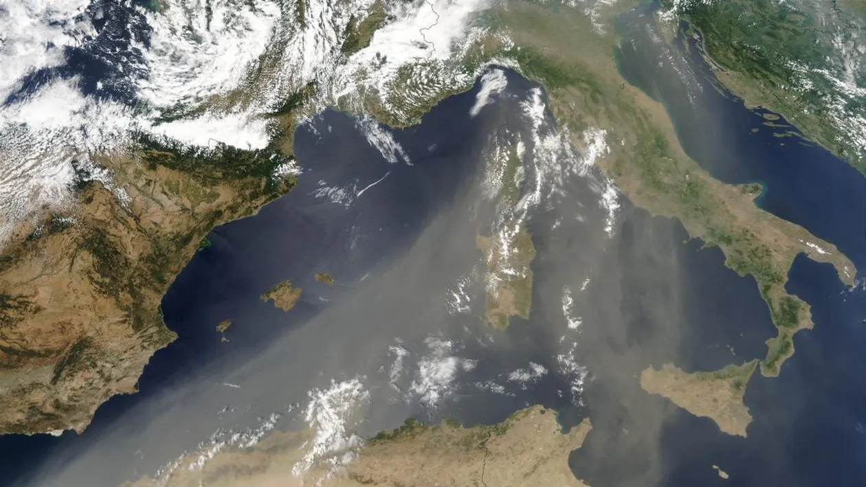 Avertisment de la meteorologi! Nor de praf saharian peste România. De ce ne putem îmbolnăvi
