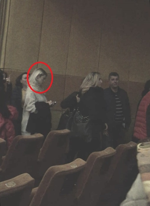 Butonează nervoasă telefonul