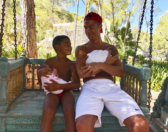 Cristiano Ronaldo şi iubita lui însărcinată, prima imagine cu unul din gemeni! Fotbalistul e vrăjit de bebeluş