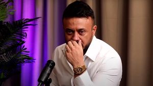 În timp ce Bianca Drăguşanu petrecea la un botez unde se afla şi Alex Bodi, Gabi Bădălău plângea la un interviu. Subiectul sensibil pentru afacerist