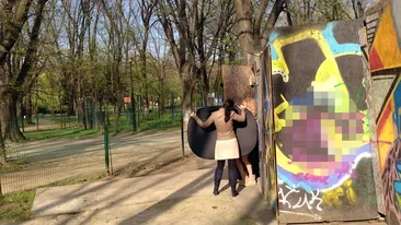 Demonstratie de dezinvoltura! O cantareata celebra s-a dezbracat intr-un parc plin ascunsa doar in spatele unui paravan minuscul!