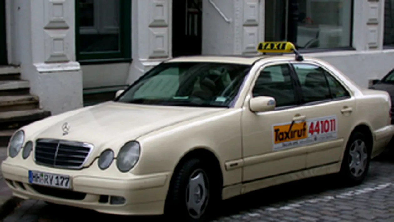 Un sofer de taxi din Hamburg a fost arestat pentru ca si-a inchis o clienta in portbagaj