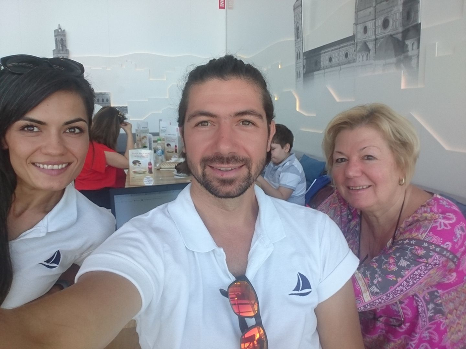 Adriela s-a bucurat de o vacanţă alături de prieteni