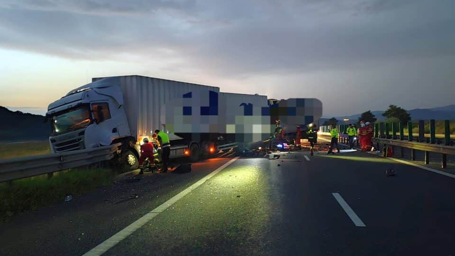 Accident tragic pe autostrada A1! Două TIR-uri de transport colete s-au ciocnit, iar un tânăr de 23 de ani și-a pierdut viața 