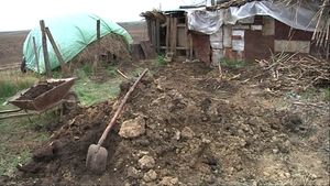 Galaţi: Nou-născutul care ar fi fost aruncat de mama sa în hazna a murit la spital