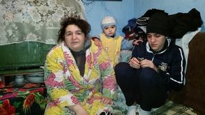 Situatie disperata pentru o mama din Bucuresti! A cazut casa peste ea, iar acum locuieste in bucatarie cu cei trei prunci!