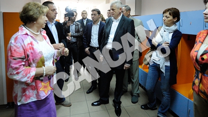 Primarul general Sorin Oprescu a vizitat doua scoli reabilitate. "Este o mare mandrie ca am putut sa aducem la conditii civilizate invatamantul in scoli"