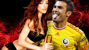 Mesaje cu subinteles trimise de Bianca Dragusanu catre Adi Mutu. Blonda si-a facut un tatuaj identic cu al fotbalistului