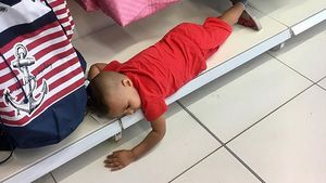 Dominic, surprins dormind pe jos! Adevărul din spatele imaginii cu fiul Antoniei şi al lui Alex Velea